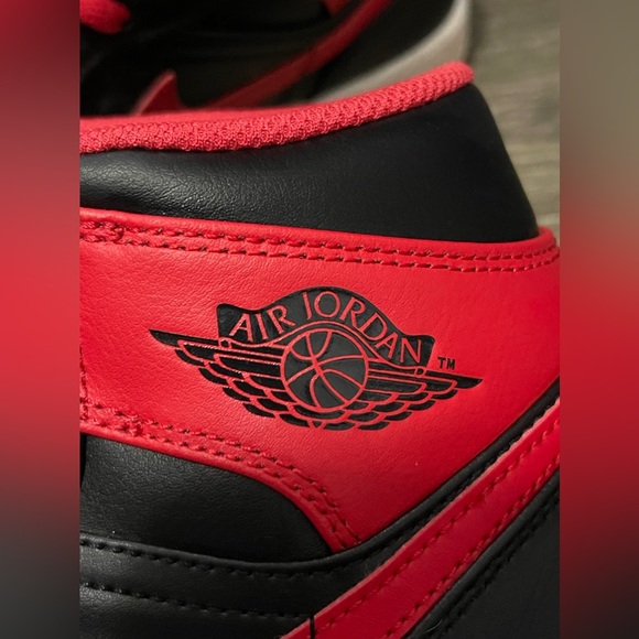 Boys size 8 Jordan 1 Mid Alternate Bred (2022) - Picture 4 of 4